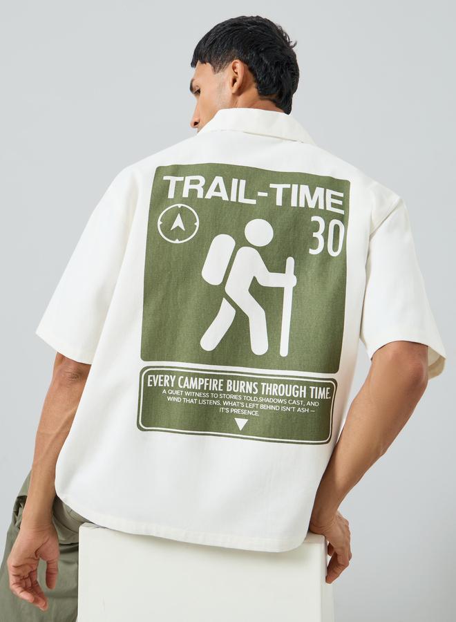 ستايلي قميص بطبعة جرافيك وأكمام قصيرة - Image 5